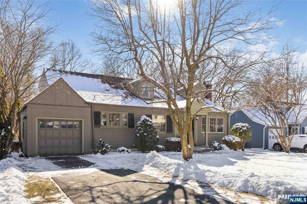 Photo of 524 Harristown Road, Glen Rock, NJ 07452 (MLS # 25044098)