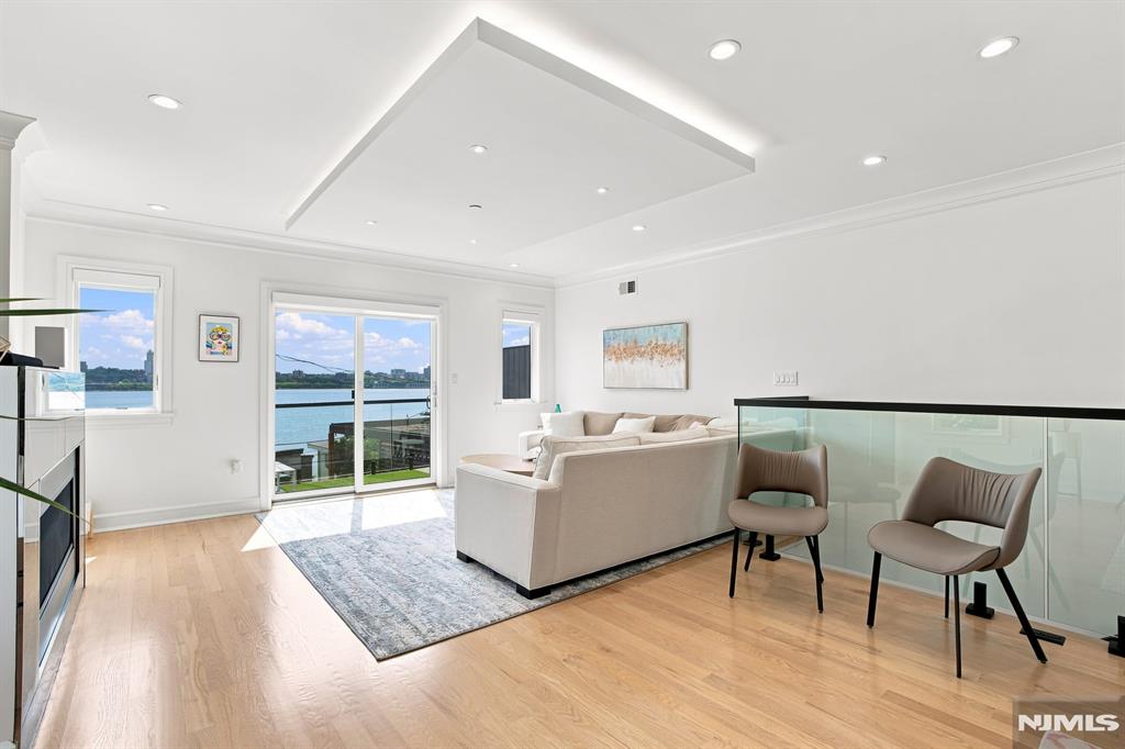 1439 River Road 1