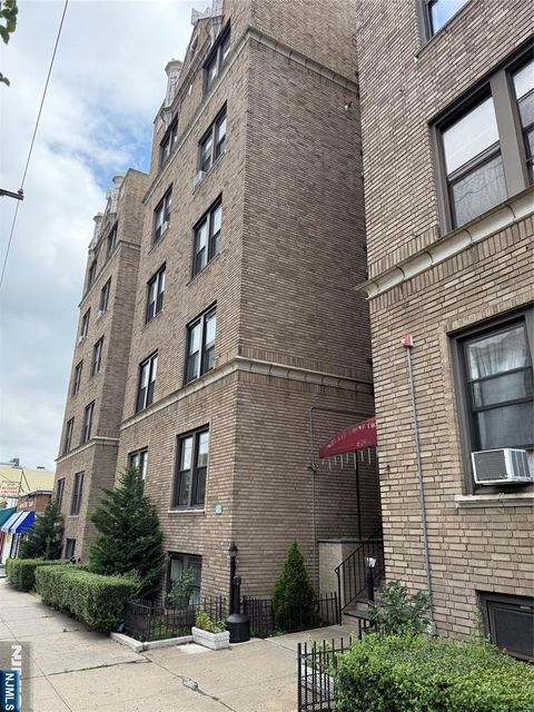 Photo of 2700 John F Kennedy Boulevard #302, Jersey City, NJ 07306 (MLS # 25025617)