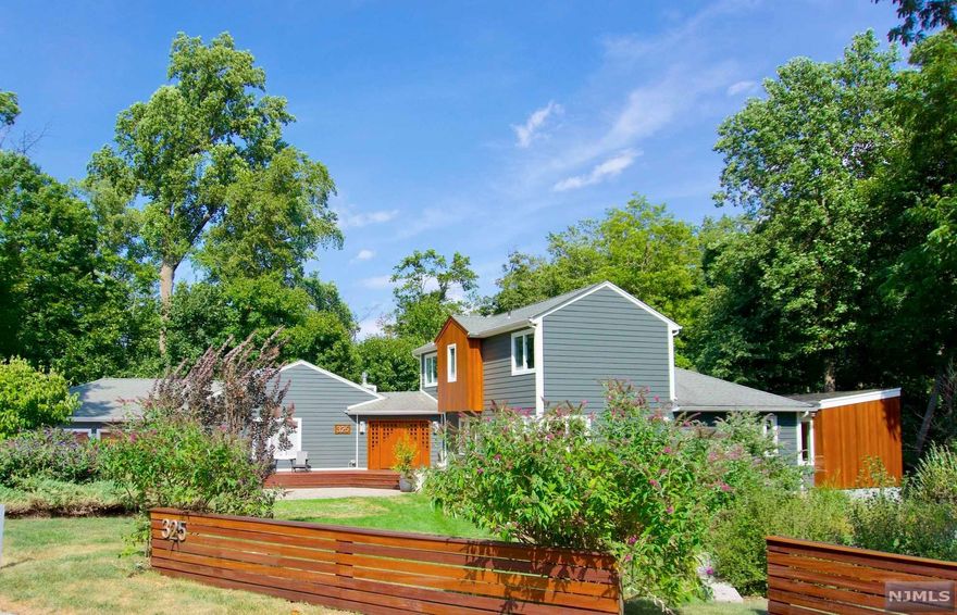 wooded terrace garden w/ bluestone paving & fire pit for outdoor dinners under the stars; and deer-resistant plantings overlooking lush forest & brook. Nestled on almost 3/4 ac of wooded property, this home affords privacy, peace wi/o sacrificing convenience: Downtown S. Orange, schools, Baird Recreation center, Orange Lawn Tennis Club & 2 mid-town direct train stations are a 12-minute walk and 10-min bike ride to Downtown Maplewood. Whether you are trading-up or downsizing, this spectacular house will flex to your needs.