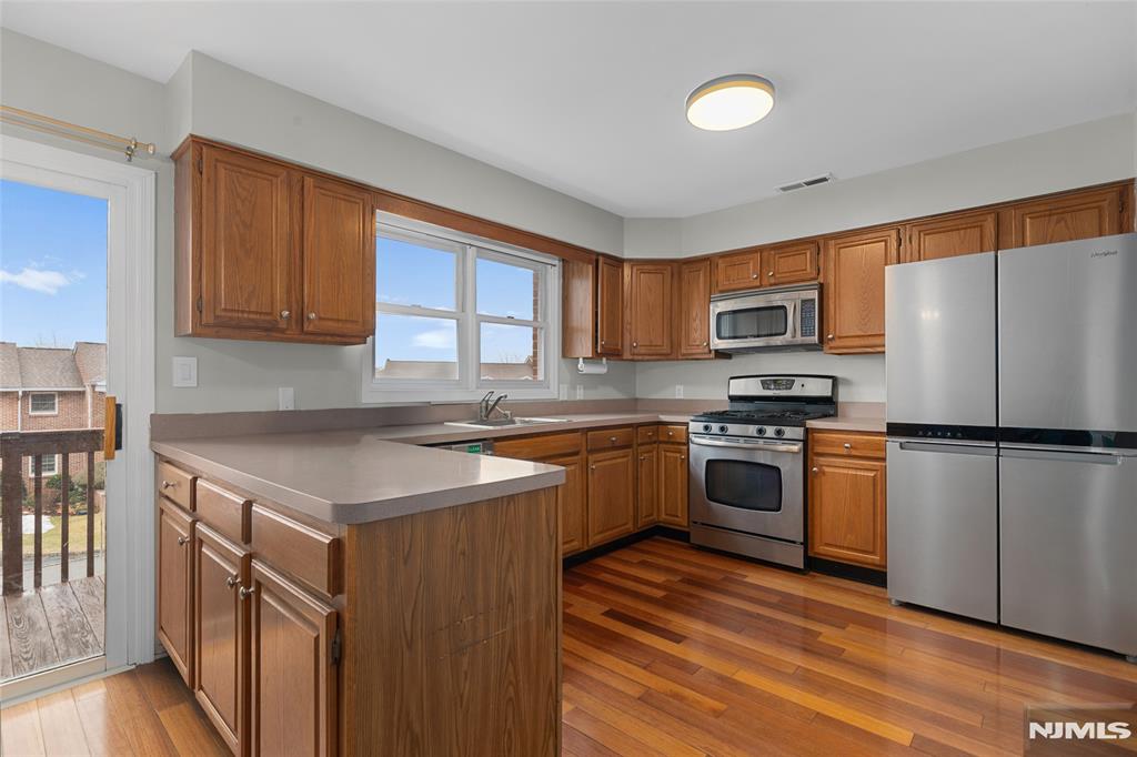 22 Beacon Hill, Pompton Lakes, New Jersey - 3 Bedrooms  
3 Bathrooms - 