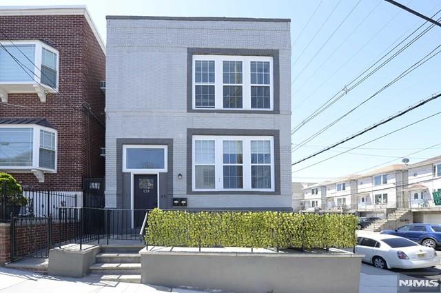 139 Lake 3, Jersey City, New Jersey - 3 Bedrooms  
2 Bathrooms  
5 Rooms - 