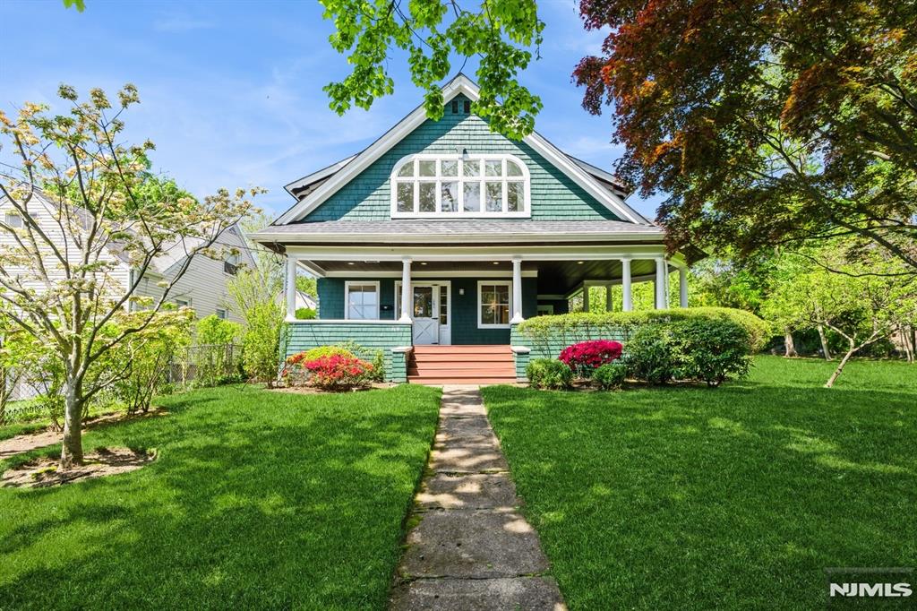 161 Jefferson Ave, Tenafly, New Jersey - 4 Bedrooms  
4.5 Bathrooms  
10 Rooms - 