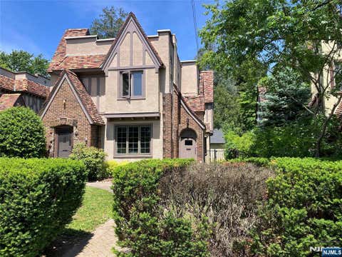 Photo of 162 Washington PL, Ridgewood Village, NJ 07450 (MLS # 26020550)