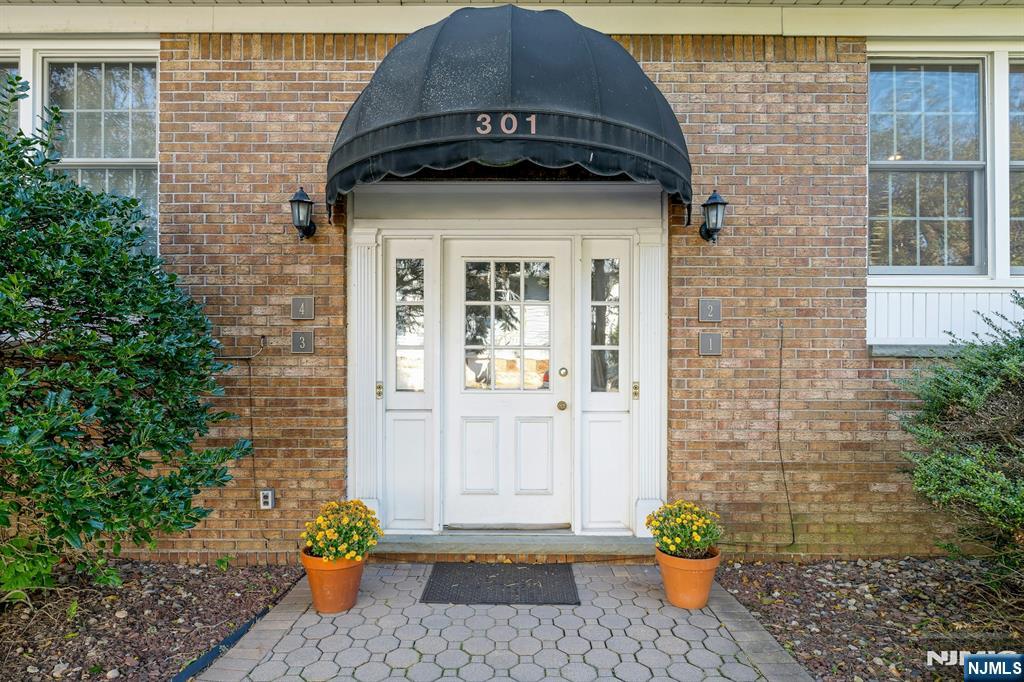 301 Claremont Avenue C0003
