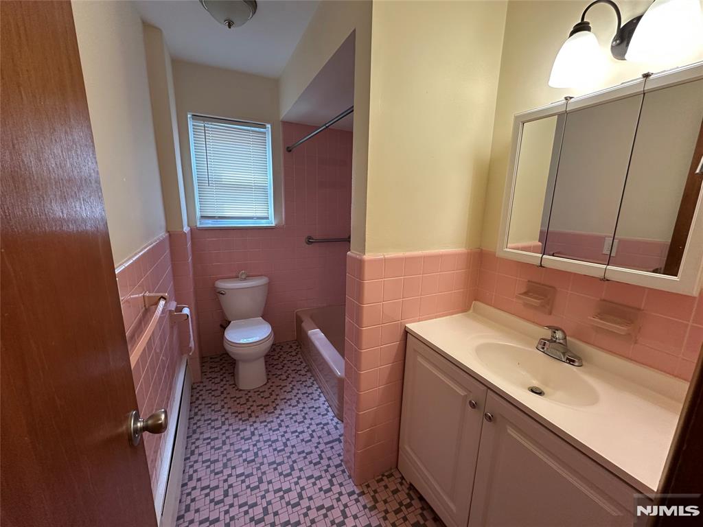 Wood Ridge, New Jersey 07075, United States, 1 Bedroom Bedrooms, ,1 BathroomBathrooms,Residential,Active,98261