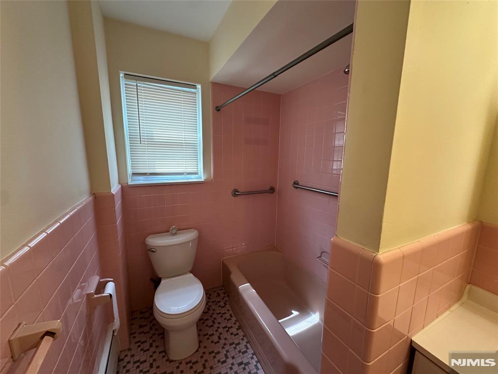Wood Ridge, New Jersey 07075, United States, 1 Bedroom Bedrooms, ,1 BathroomBathrooms,Residential,Active,98261