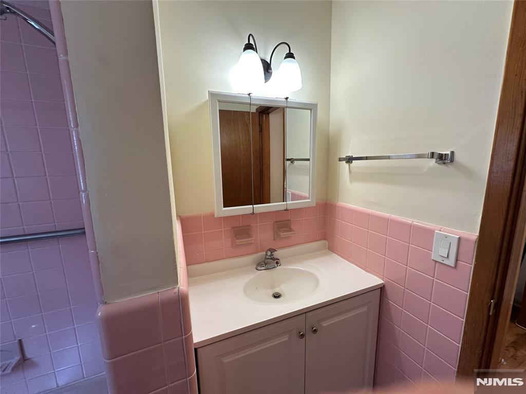 Wood Ridge, New Jersey 07075, United States, 1 Bedroom Bedrooms, ,1 BathroomBathrooms,Residential,Active,98261