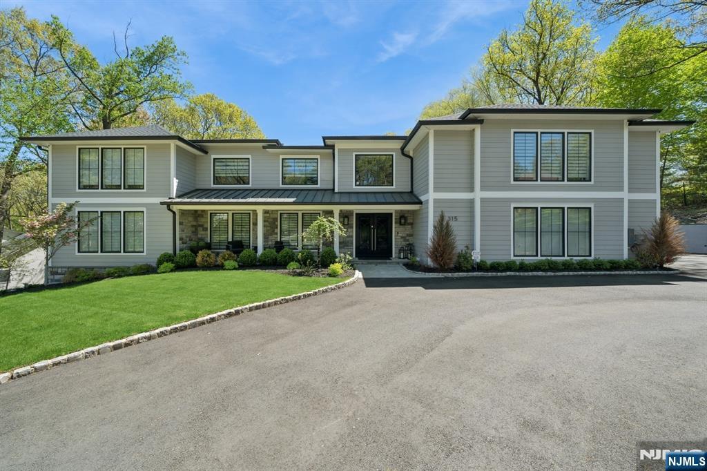 315 Freemans Lane, Franklin Lakes, New Jersey - 6 Bedrooms  
7 Bathrooms  
24 Rooms - 