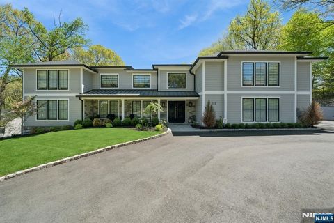 MLS: 25015371