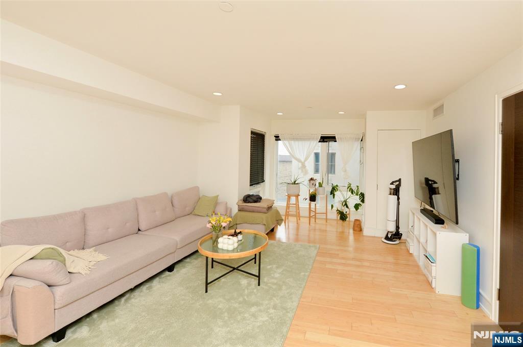 310 Cliff Lane 3F