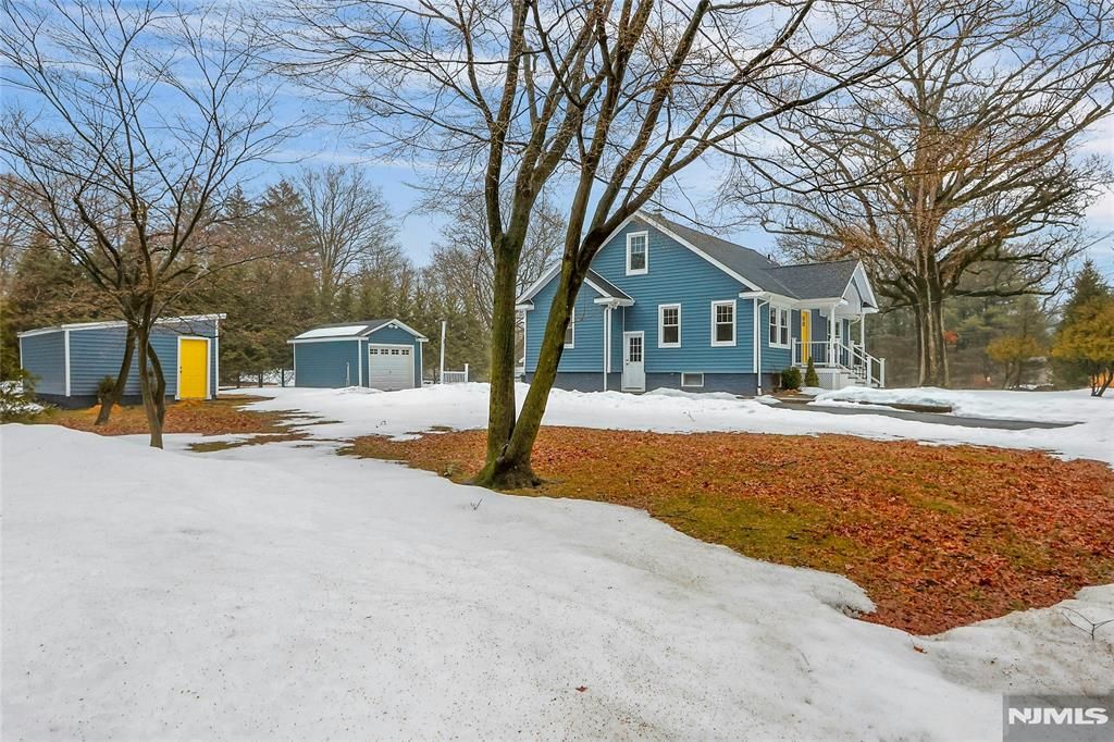 Photo of 8 Edgewood Avenue, Wyckoff, NJ 07481 (MLS # 26007112)