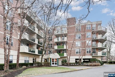 200 Grand Cove Way 2A Edgewater NJ 07020