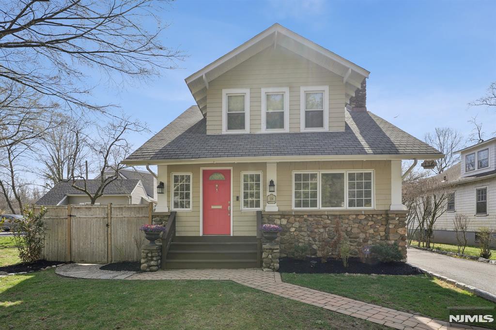 116 Mountain Avenue, North Caldwell, New Jersey - 3 Bedrooms  
2.5 Bathrooms  
9 Rooms - 
