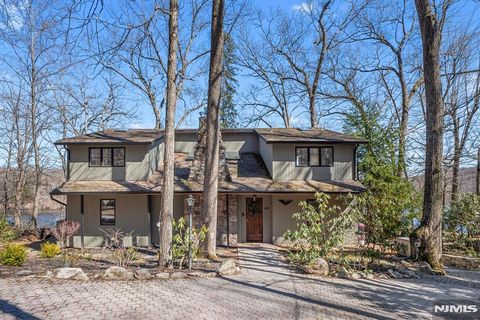 60 W Shore Drive, Bloomingdale, NJ 07403 - MLS#: 25009152