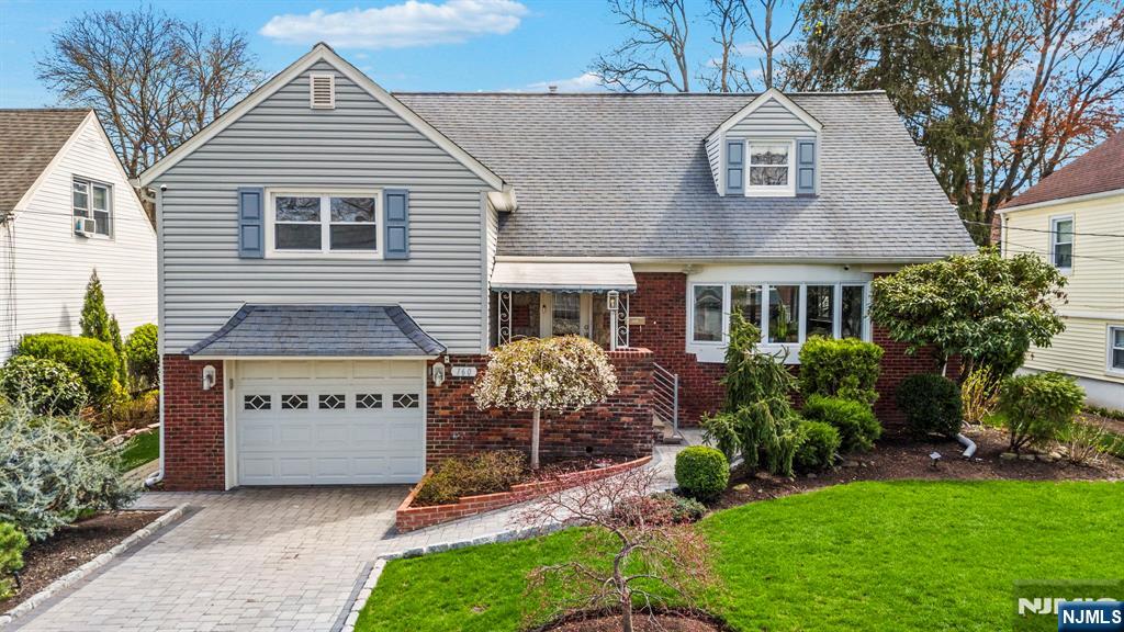 160 Van Buskirk Road, Teaneck, New Jersey - 4 Bedrooms  
4 Bathrooms  
8 Rooms - 