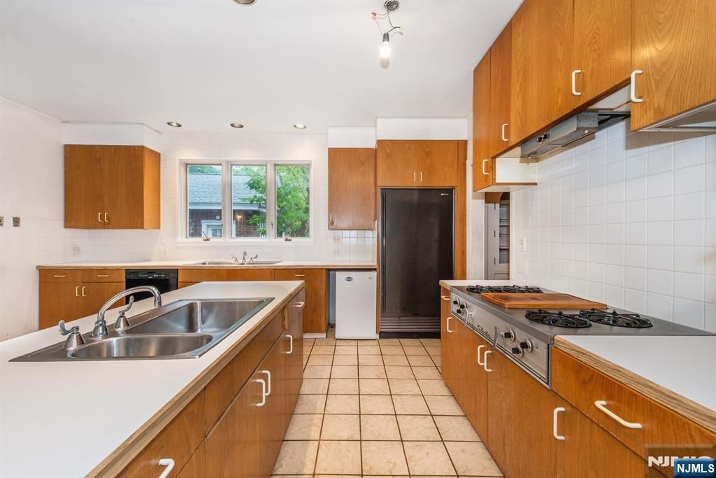 Photo of 23 Prospect Terrace, Montclair, NJ 07042 (MLS # 25036565)