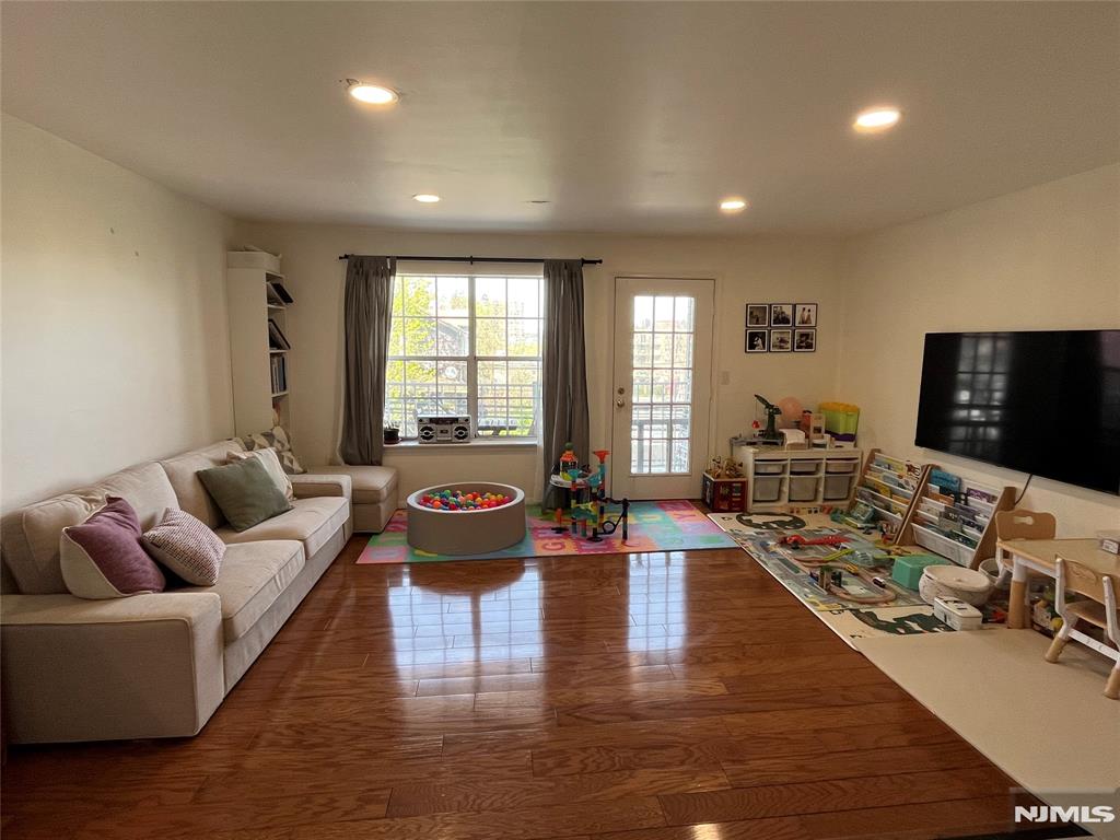 Rental Property at 18 Garden Pl 242, Edgewater, New Jersey - Bedrooms: 2 
Bathrooms: 2 
Rooms: 5  - $3,200 MO.
