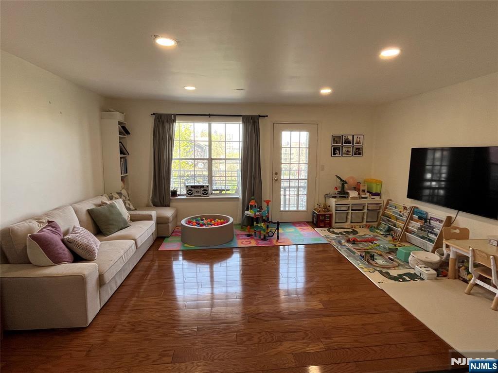 Rental Property at 18 Garden Pl 242, Edgewater, New Jersey - Bedrooms: 2 
Bathrooms: 2 
Rooms: 5  - $3,200 MO.