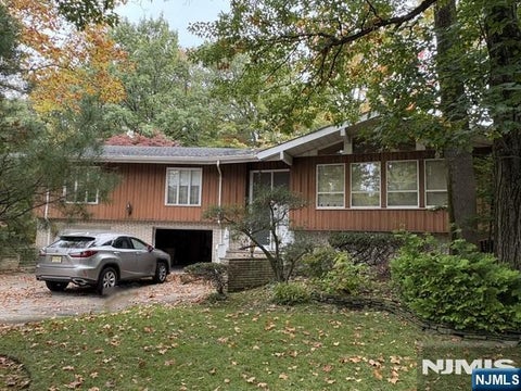 Photo of 60 Karens Lane, Englewood Cliffs, NJ 07632 (MLS # 26039512)