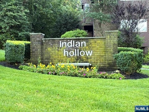 Photo of 132 Indian Hollow Court #132, Mahwah, NJ 07430 (MLS # 26027478)