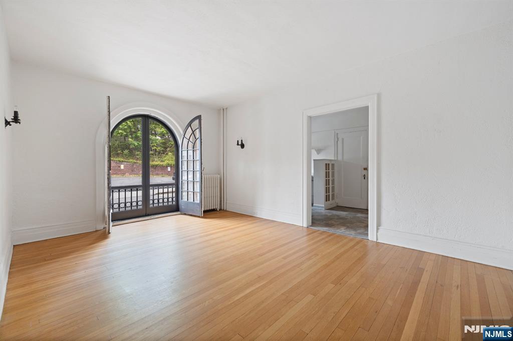 20 Garber Sq A7, Ridgewood, New Jersey - 2 Bedrooms  
1 Bathrooms  
4 Rooms - 