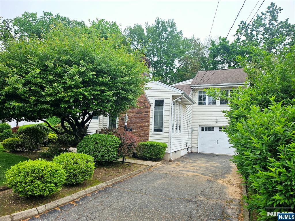 13 Heatherhill, Cresskill, New Jersey - 4 Bedrooms  
3 Bathrooms  
7 Rooms - 
