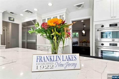 Photo of 700 Oak Lane, Franklin Lakes, NJ 07417 (MLS # 26026525)