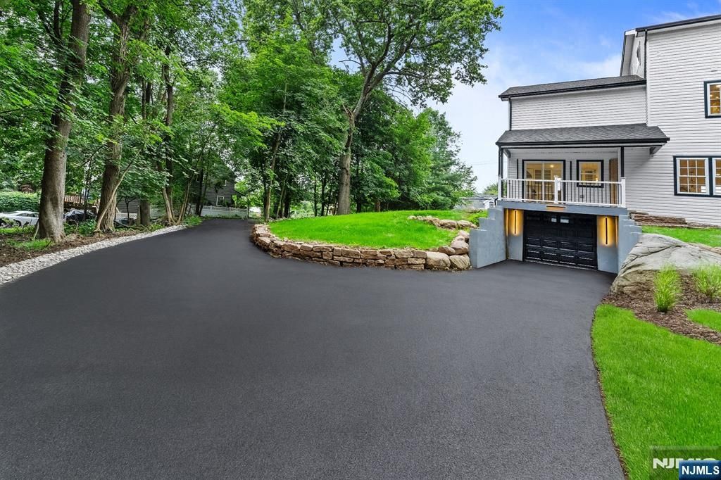 Photo of 286 Squaw Brook Road, North Haledon, NJ 07508 (MLS # 25036974)