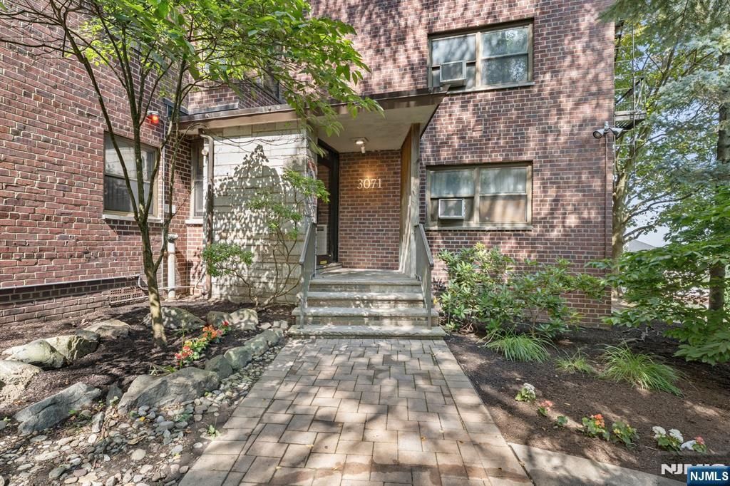 Photo of 3071 Edwin Avenue #5C, Fort Lee, NJ 07024 (MLS # 25034820)