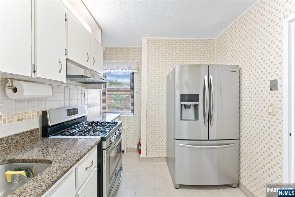 Photo of 3071 Edwin Avenue #5C, Fort Lee, NJ 07024 (MLS # 25034820)