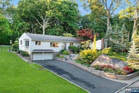 Photo of 195 Overlook Place, Mahwah, NJ 07430 (MLS # 26021389)