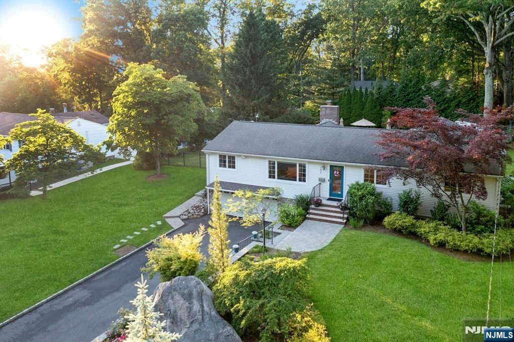 Photo of 195 Overlook Place, Mahwah, NJ 07430 (MLS # 26021389)