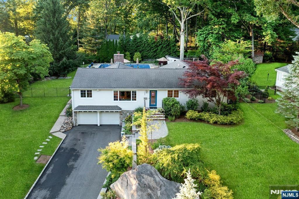 Photo of 195 Overlook Place, Mahwah, NJ 07430 (MLS # 26021389)