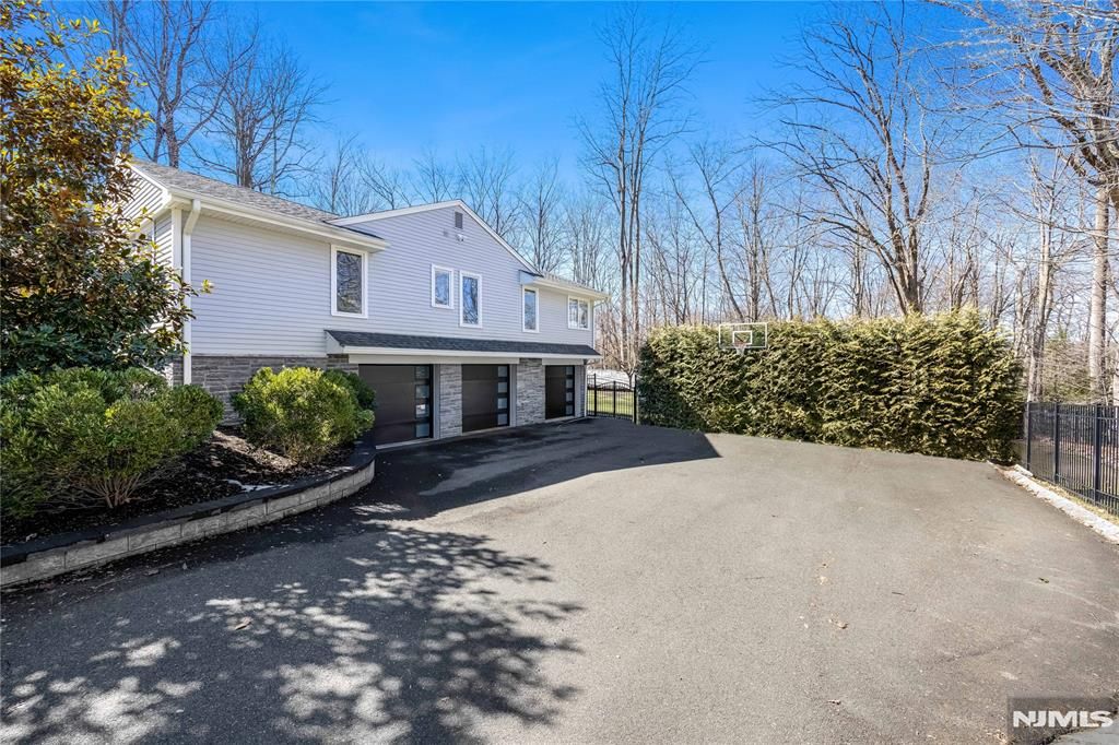 Photo of 19 Ivy Place, Upper Saddle River, NJ 07458 (MLS # 26007881)