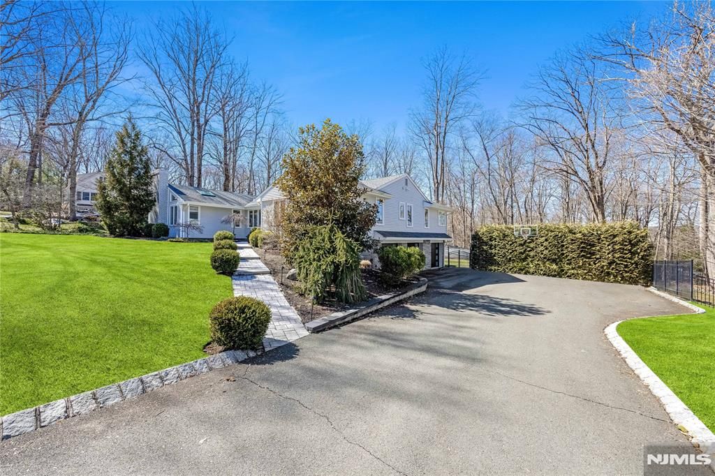 Photo of 19 Ivy Place, Upper Saddle River, NJ 07458 (MLS # 26007881)