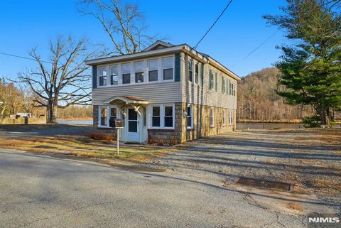 Photo of 75 Lakeview Ter, Oakland, NJ 07436 (MLS # 26007987)