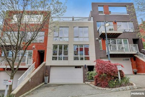 24 Vela Way Edgewater NJ 07020