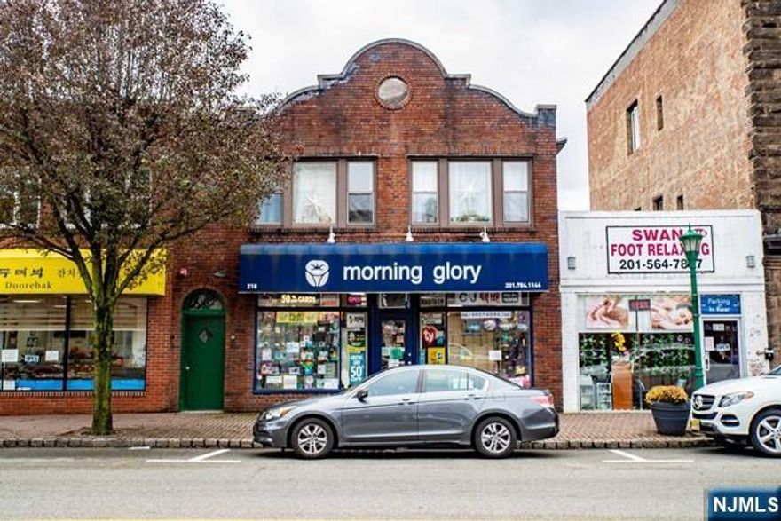 2BRS 1FBTH VERY SPACIOUS APARTMENT LOCATED VERY CONVENIENT AREA. REFINISHED ALL HARDWOOD FLOORS, UPDATED KITCHEN, REFRIGERATOR, STOVE....GREAT BLUE RIBBON SCHOOL SYSTEM...CLOSE TO SCHOOLS, SHOPPING AND NY TRANSPORTATION!