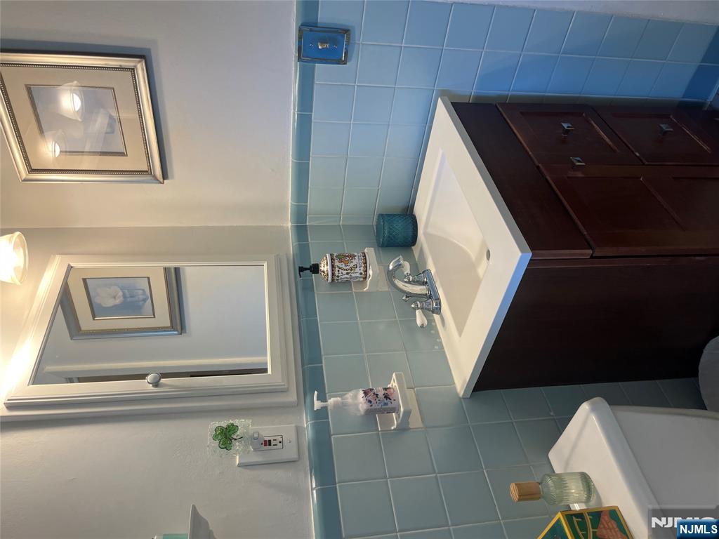 New Milford, New Jersey 07646, United States, 2 Bedrooms Bedrooms, ,2 BathroomsBathrooms,Residential,Active,120392