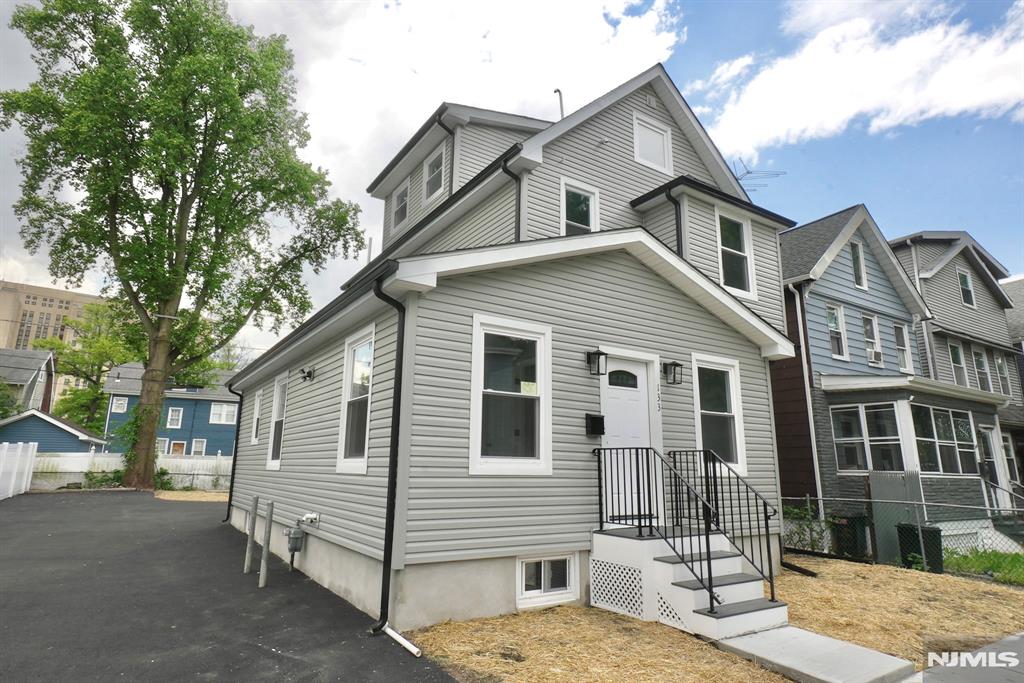 Property for Sale at 133 Lindsley Place, East Orange, New Jersey - Bedrooms: 5 
Bathrooms: 2 
Rooms: 11  - $649,000