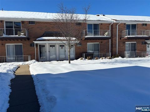 Photo of 15 Cottage #19 3A, Midland Park, NJ 07432 (MLS # 26005231)