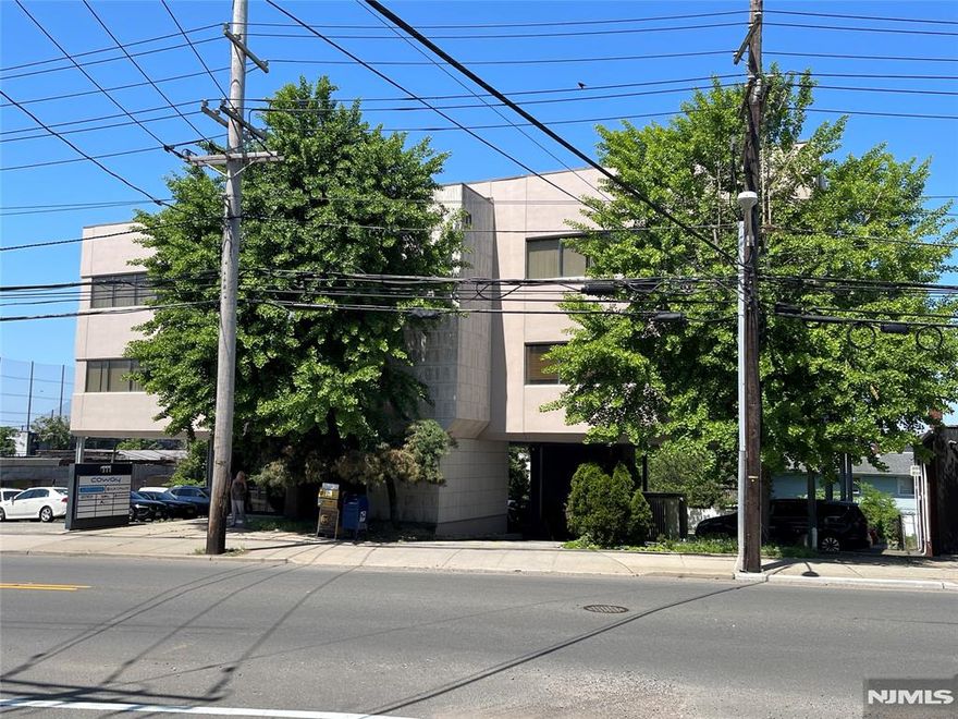 CENTRALLY LOCATED OFFICE BUILDING WITH EASY ACCESS TO HIGHWAY AND DOWNTOWN. SPACE STARTS FROM 111SF TO 9217SF. PRICE RANGES FROM $29/SF TO $35/SF DEPENDING ON THE SIZE. CORNER SUITE WITH FULL KITCHENETTE AVAILABLE. ASSIGNED PARKING SPOTS DEPENDING ON THE LEASE. GROSS LEASE. BUILDING UPGRADED WITH NEW BATHROOMS.