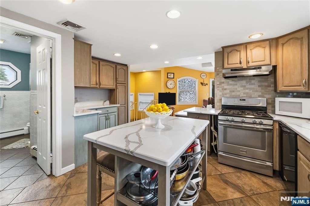 Photo of 72 Forest Avenue, Hawthorne, NJ 07506 (MLS # 26018061)