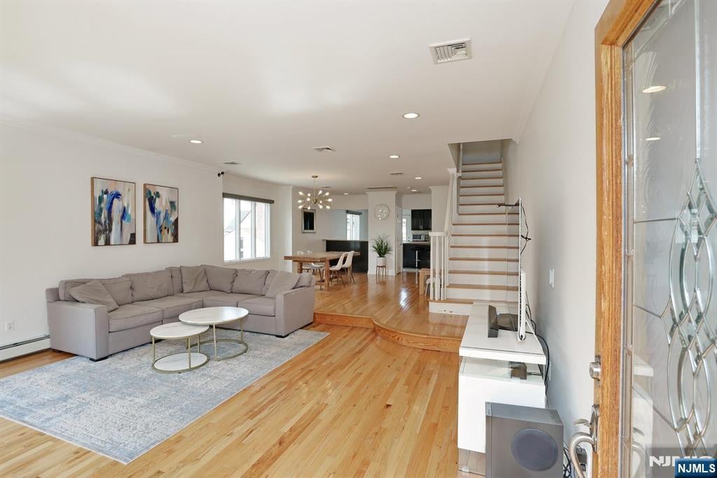 27 Lawton Avenue C0027