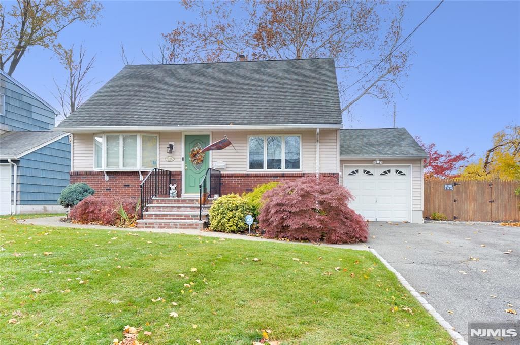 Photo of 1006 Essex Place, Fair Lawn, NJ 07410 (MLS # 25042228)