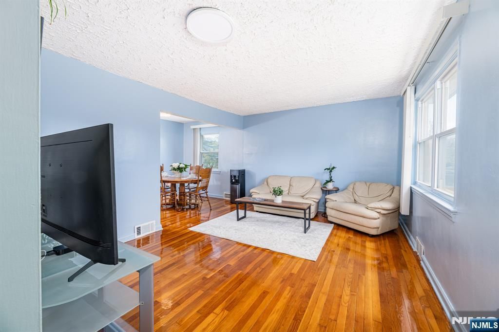 Photo of 40 South Drive, Rochelle Park, NJ 07662 (MLS # 26012890)