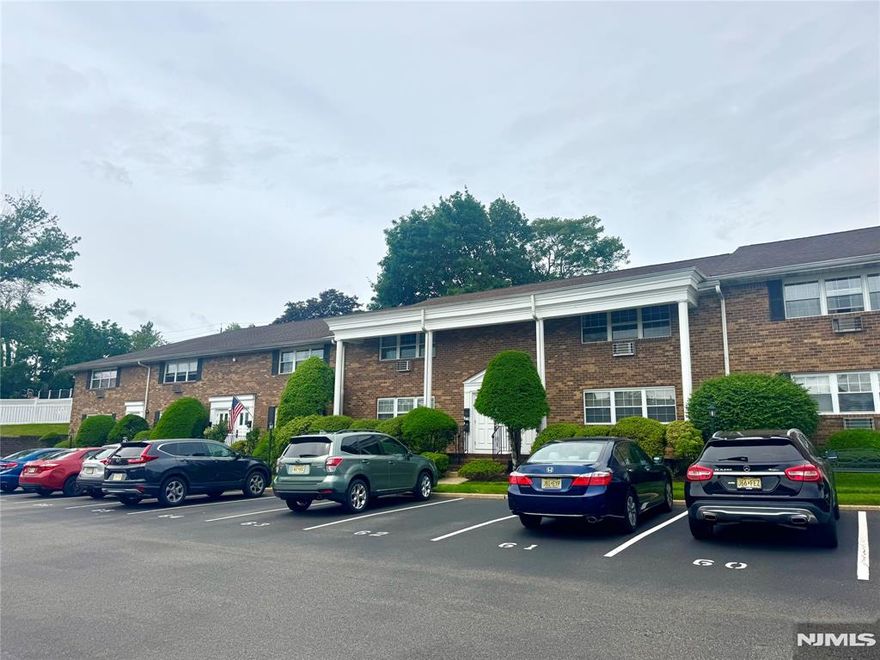 Lovely Teaneck condominium complex. Great location. Nice high cielings, visitor parking,Beautiful inground pool. Visitor parking. Storage.