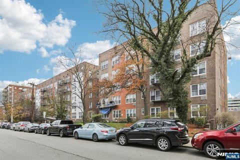Photo of 2160 Center Ave #5N, Fort Lee, NJ 07024 (MLS # 26011528)