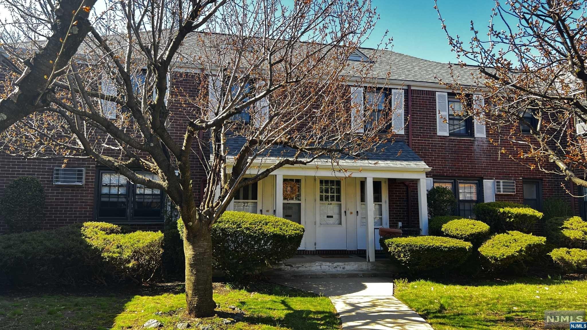 445 Union 2D, Rutherford, New Jersey - 1 Bedrooms  
1 Bathrooms  
3 Rooms - 